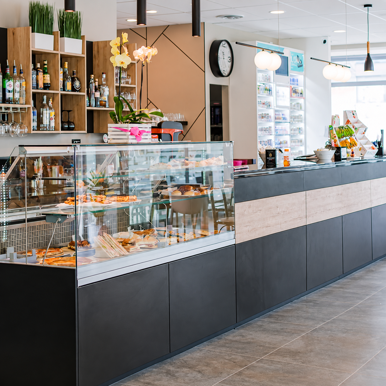 Interno di Bar Code Caffè & Delizie con la vetrina delle colazioni