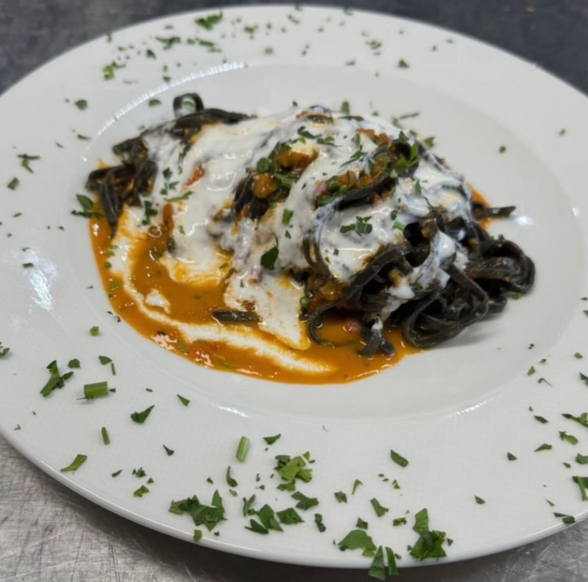 Tagliolini al nero di seppia serviti a pranzo da Bar Code